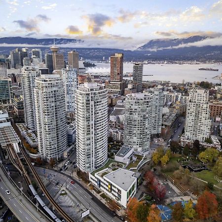 Lovely One-Bedroom Apartment With Pool, Hot Tub, And Gym In The Heart Of Downtown, Skytrain 3Min Away Vancouver Zewnętrze zdjęcie