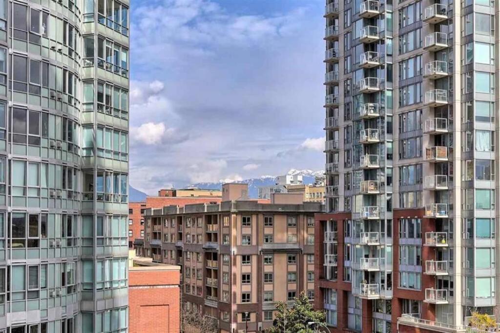 Lovely One-Bedroom Apartment With Pool, Hot Tub, And Gym In The Heart Of Downtown, Skytrain 3Min Away Vancouver Zewnętrze zdjęcie