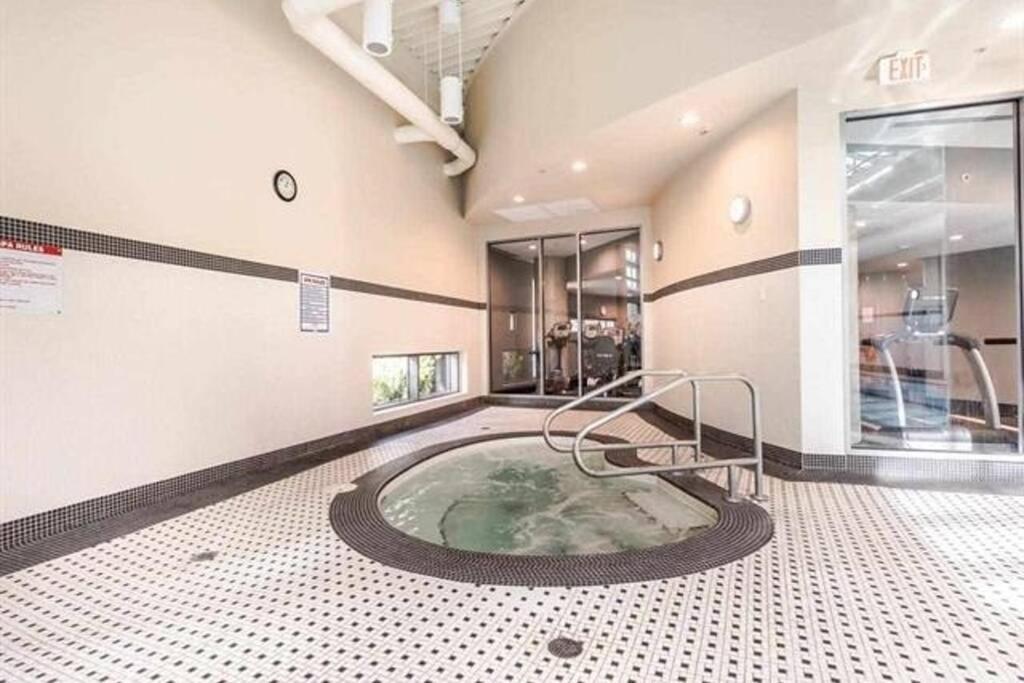 Lovely One-Bedroom Apartment With Pool, Hot Tub, And Gym In The Heart Of Downtown, Skytrain 3Min Away Vancouver Zewnętrze zdjęcie