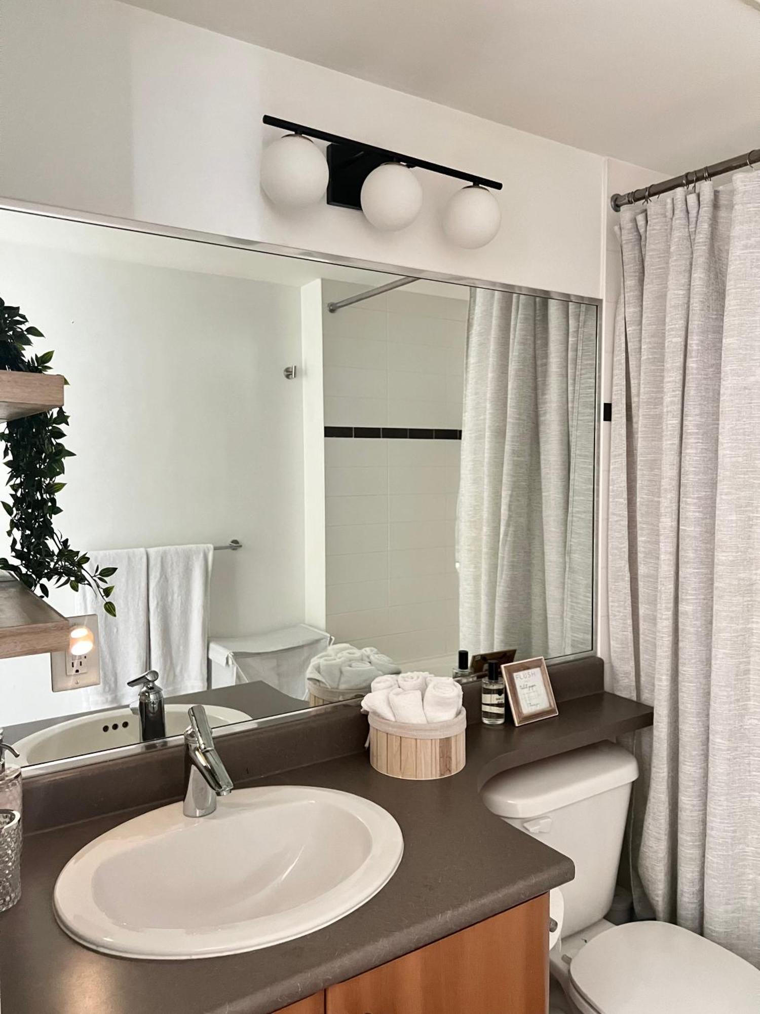 Lovely One-Bedroom Apartment With Pool, Hot Tub, And Gym In The Heart Of Downtown, Skytrain 3Min Away Vancouver Zewnętrze zdjęcie