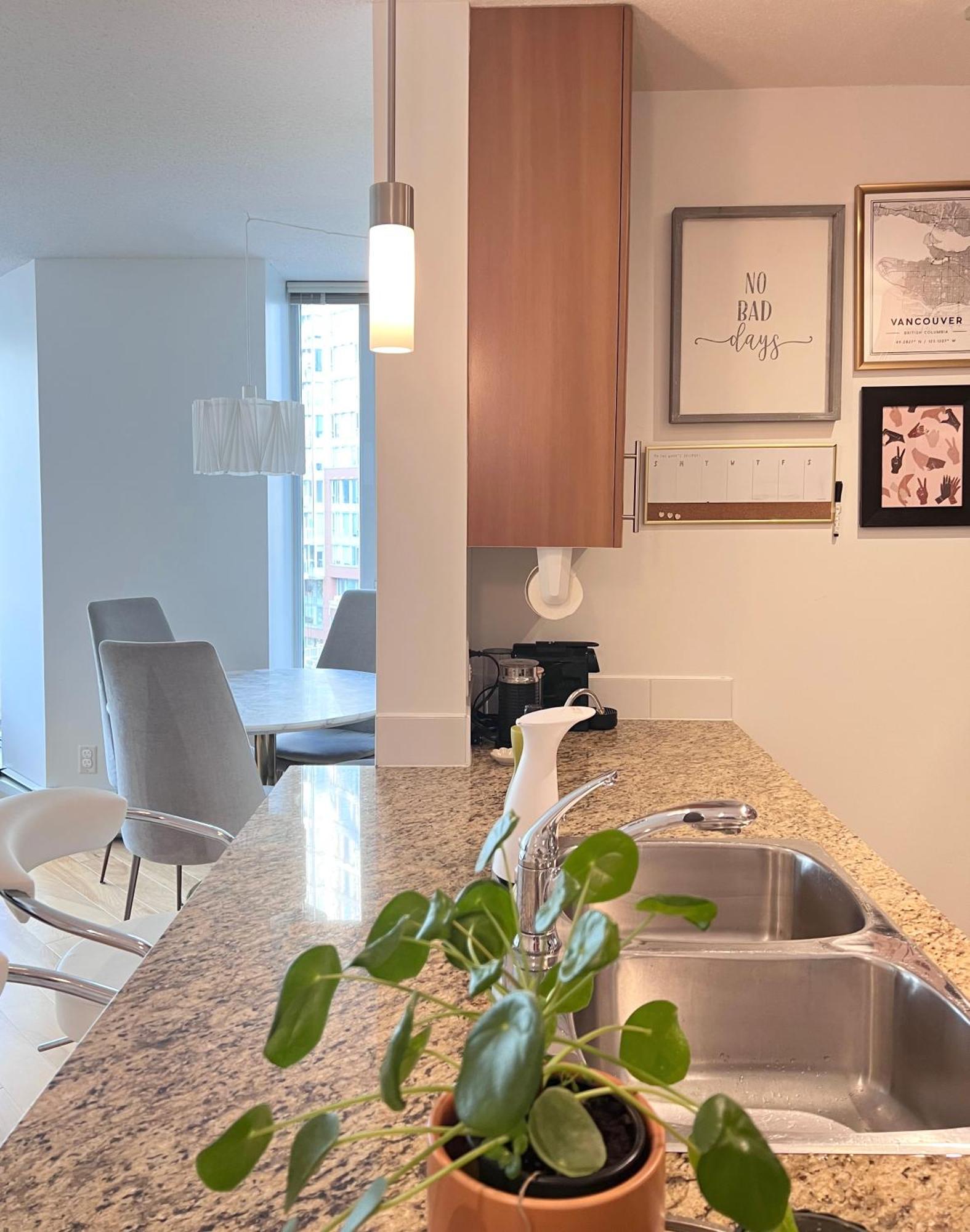 Lovely One-Bedroom Apartment With Pool, Hot Tub, And Gym In The Heart Of Downtown, Skytrain 3Min Away Vancouver Zewnętrze zdjęcie