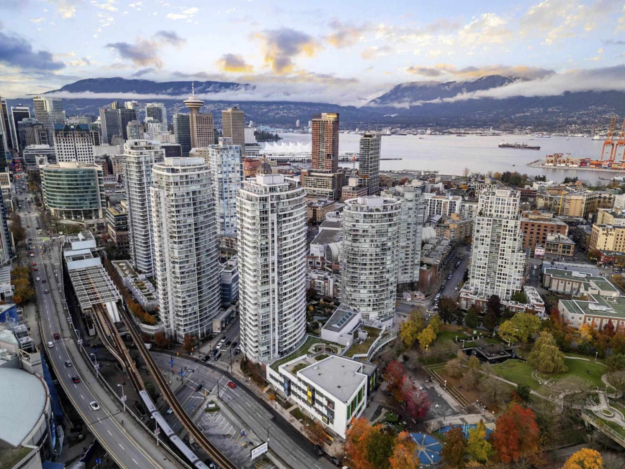 Lovely One-Bedroom Apartment With Pool, Hot Tub, And Gym In The Heart Of Downtown, Skytrain 3Min Away Vancouver Zewnętrze zdjęcie