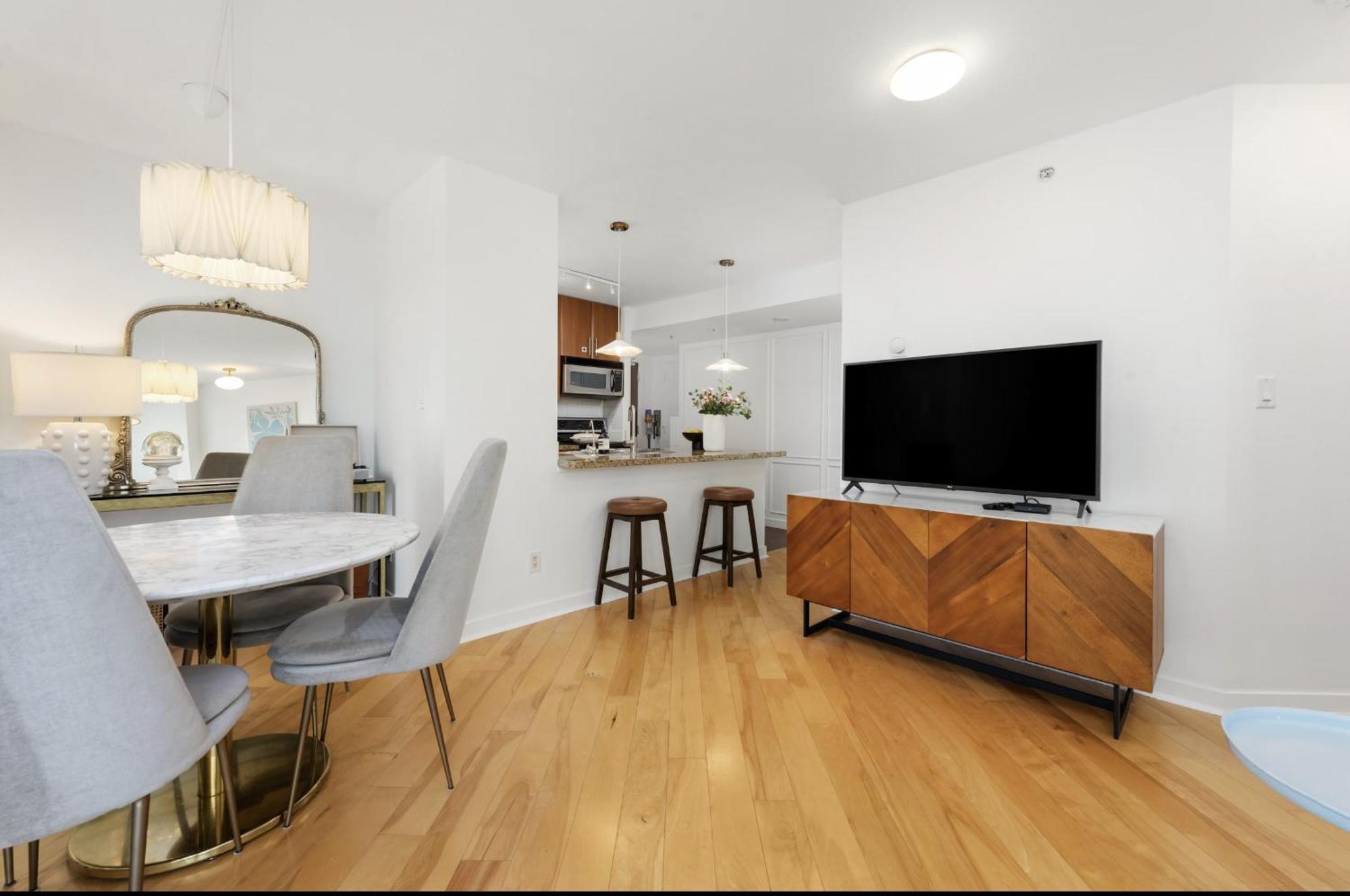 Lovely One-Bedroom Apartment With Pool, Hot Tub, And Gym In The Heart Of Downtown, Skytrain 3Min Away Vancouver Zewnętrze zdjęcie