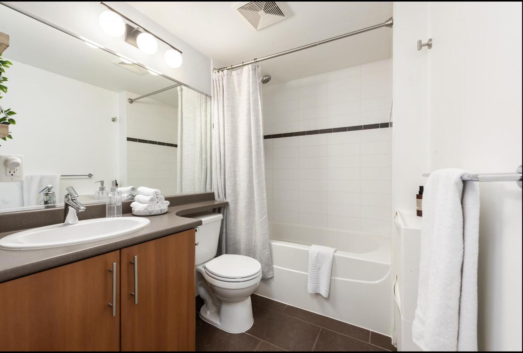 Lovely One-Bedroom Apartment With Pool, Hot Tub, And Gym In The Heart Of Downtown, Skytrain 3Min Away Vancouver Zewnętrze zdjęcie